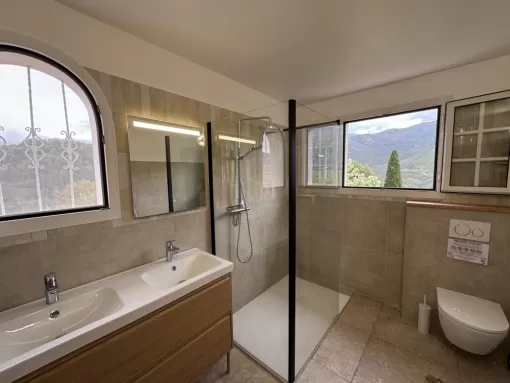 Rénovation d'une salle de bain de plomberie et électricité dans une villa à Grimaud , Golfe de Saint-Tropez, ROSSO